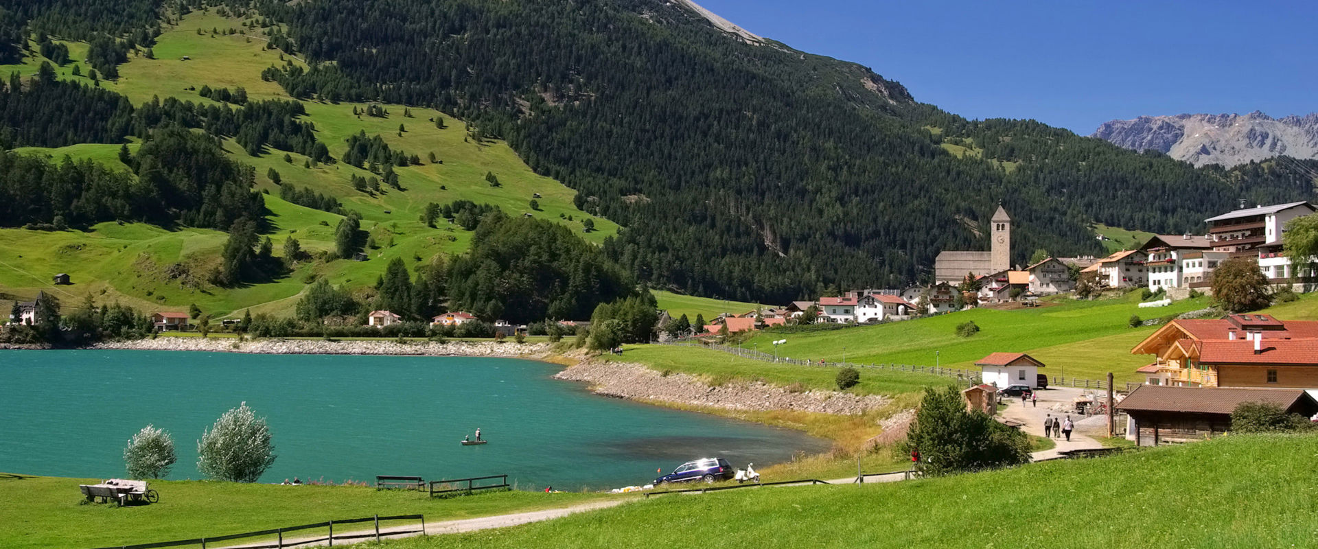 Lake Reschen and the village of the same name . View of Lake Reschen and the village of Reschen.