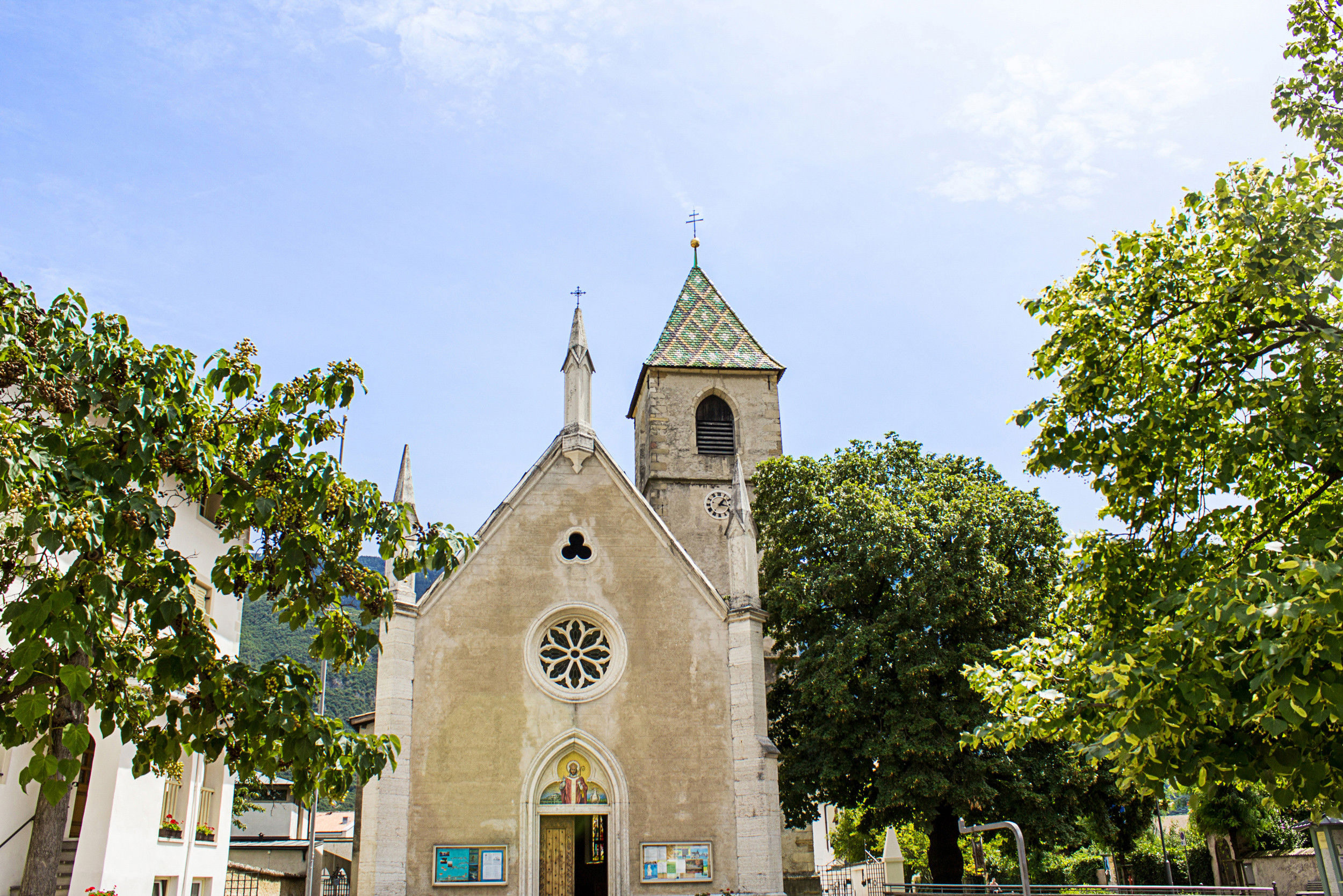 St. Martin parish church in Kurtinig on the Wine Route.