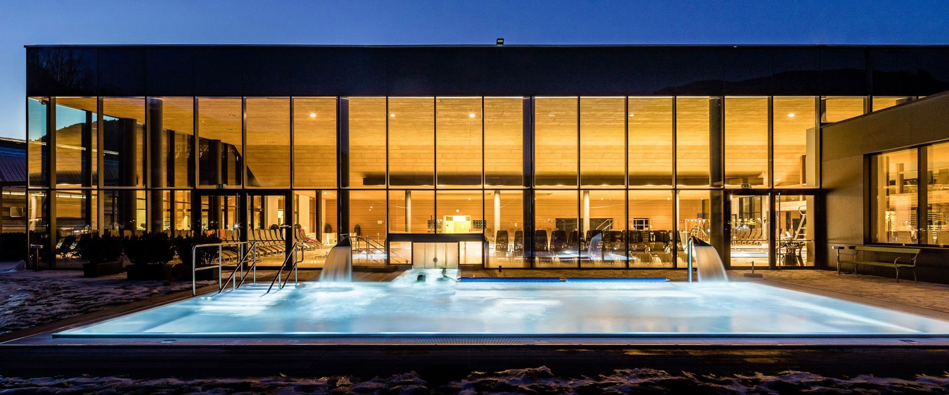 Picture of the outdoor area of the swimming pool in Sterzing