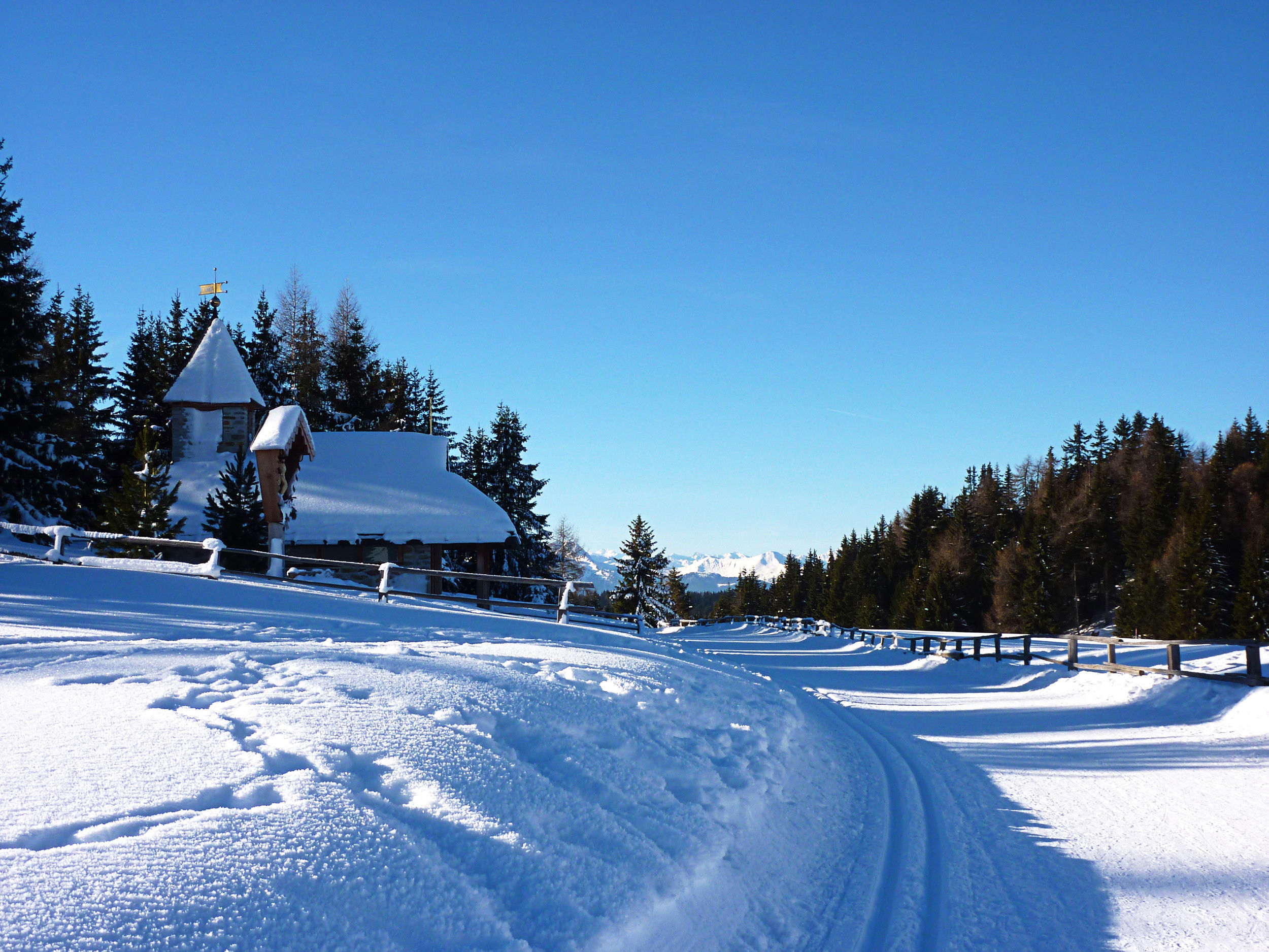 Cross-country ski run & chapel on Rodenecker Alm in winter