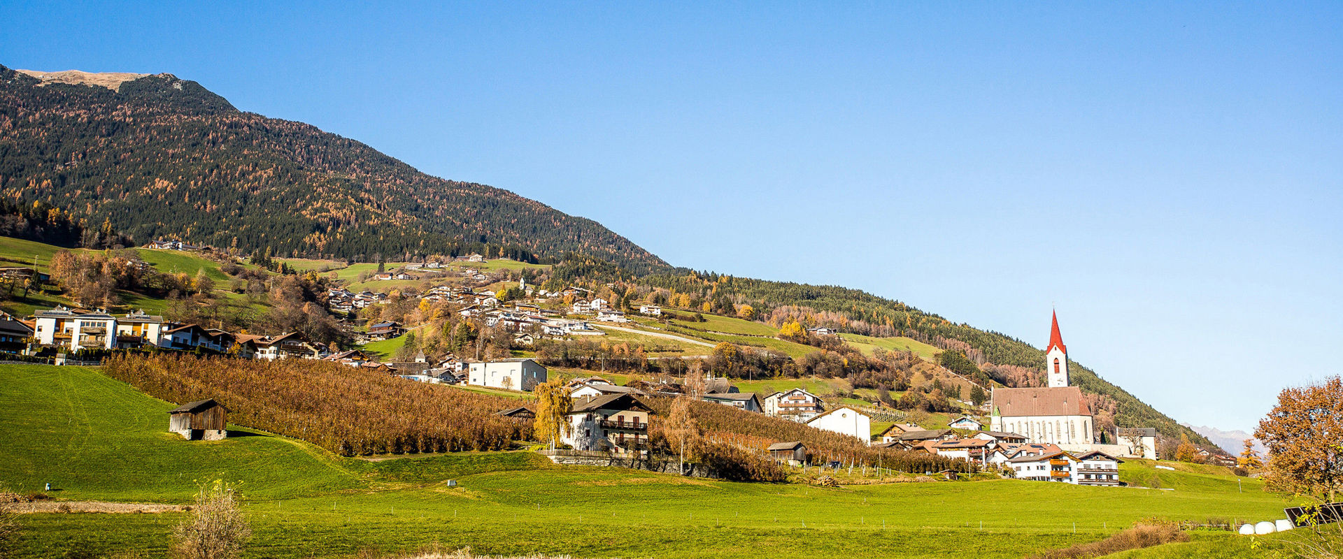 Feldthurns Feldthurns with parish church in autumn