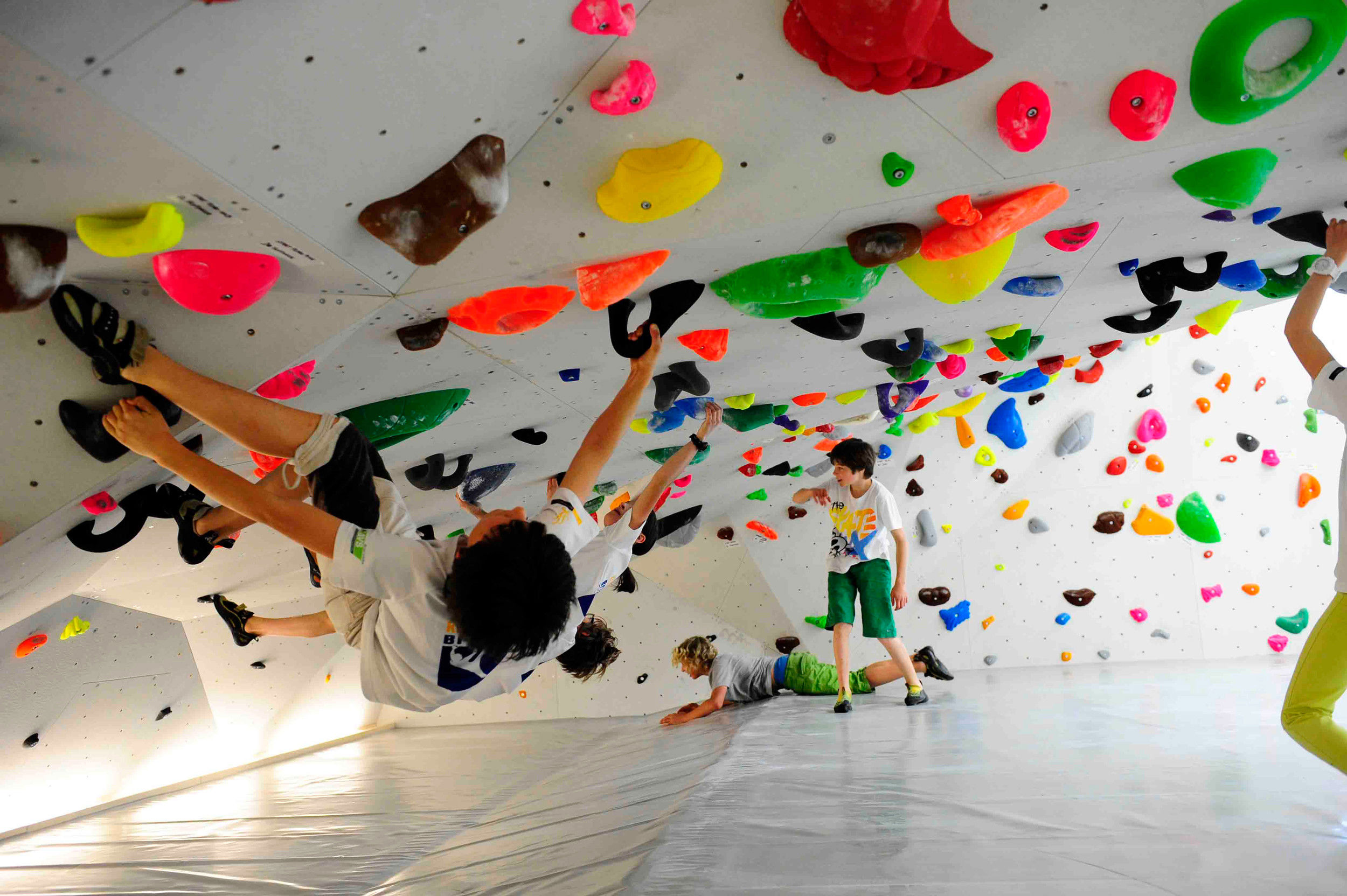 Children bouldering at the Vertikale climbing centre in Brixen.