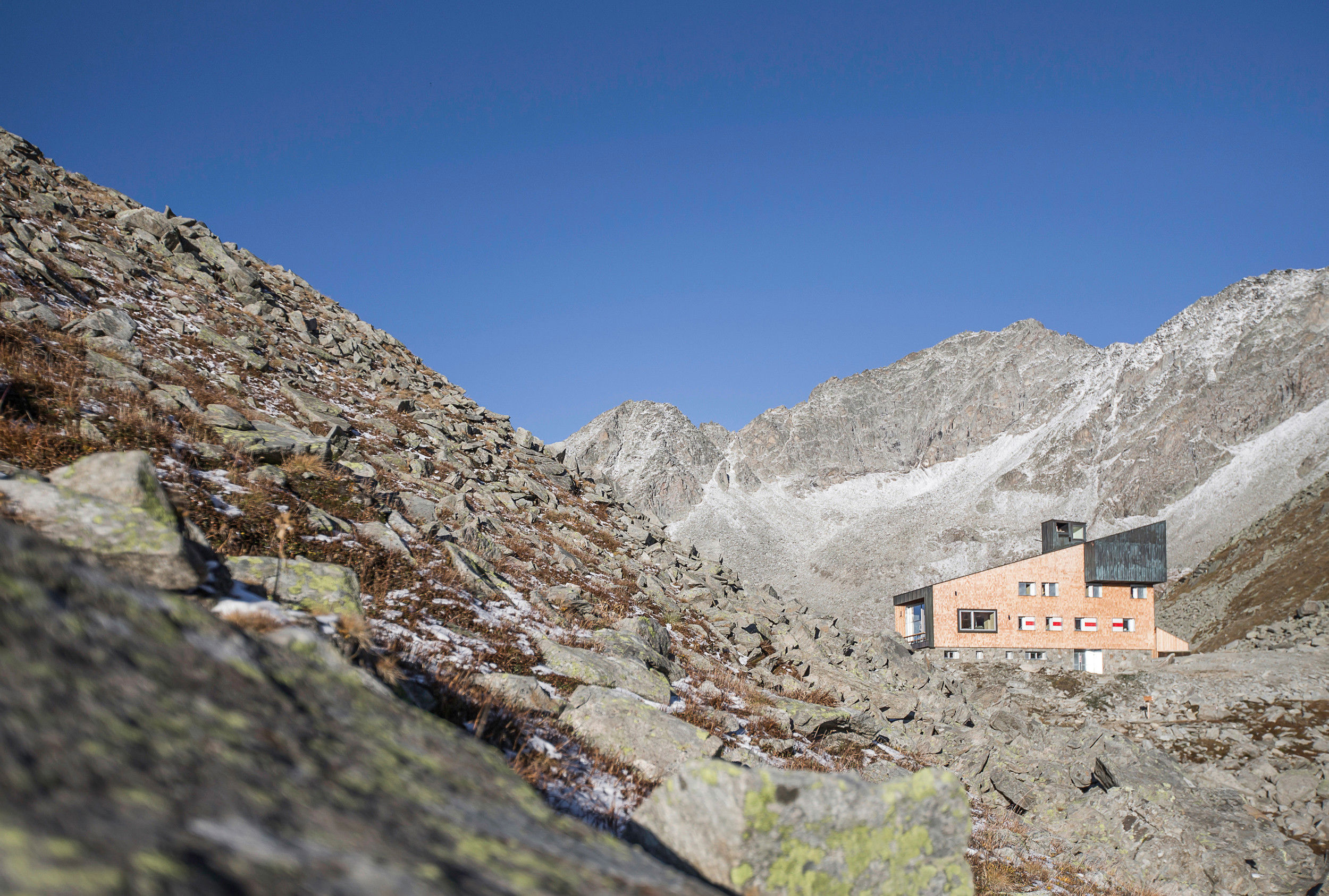 View of the Edelraut hut along the Neveser high trail.