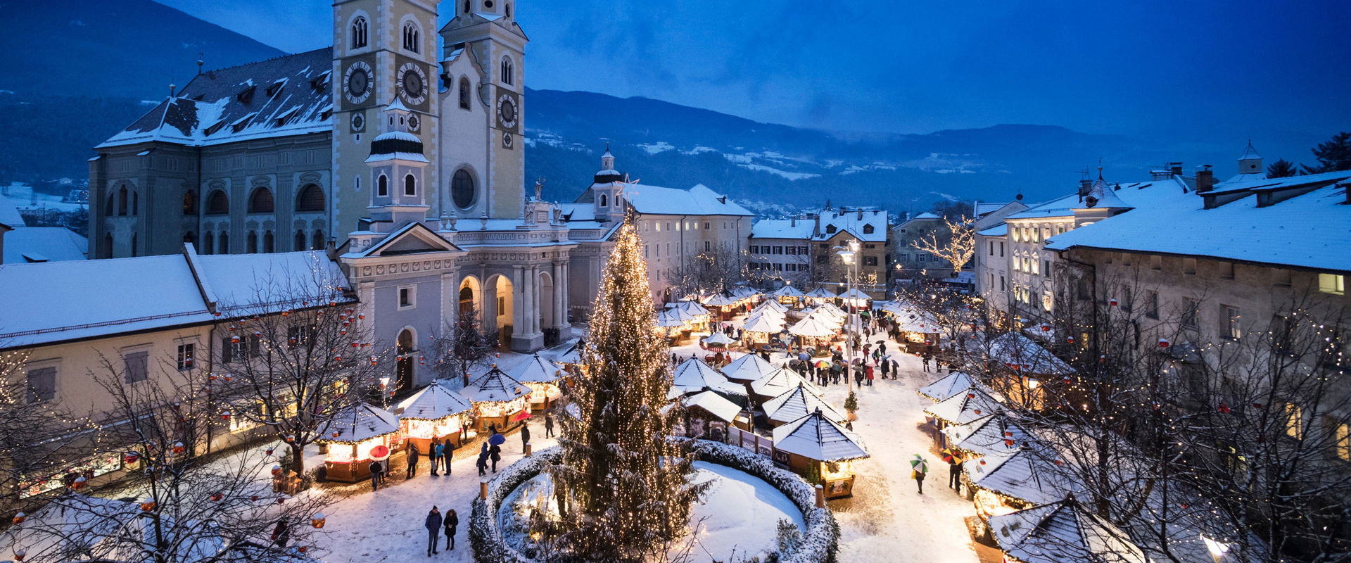 Brixen Christmas market on the cathedral square in Brixen in the snow