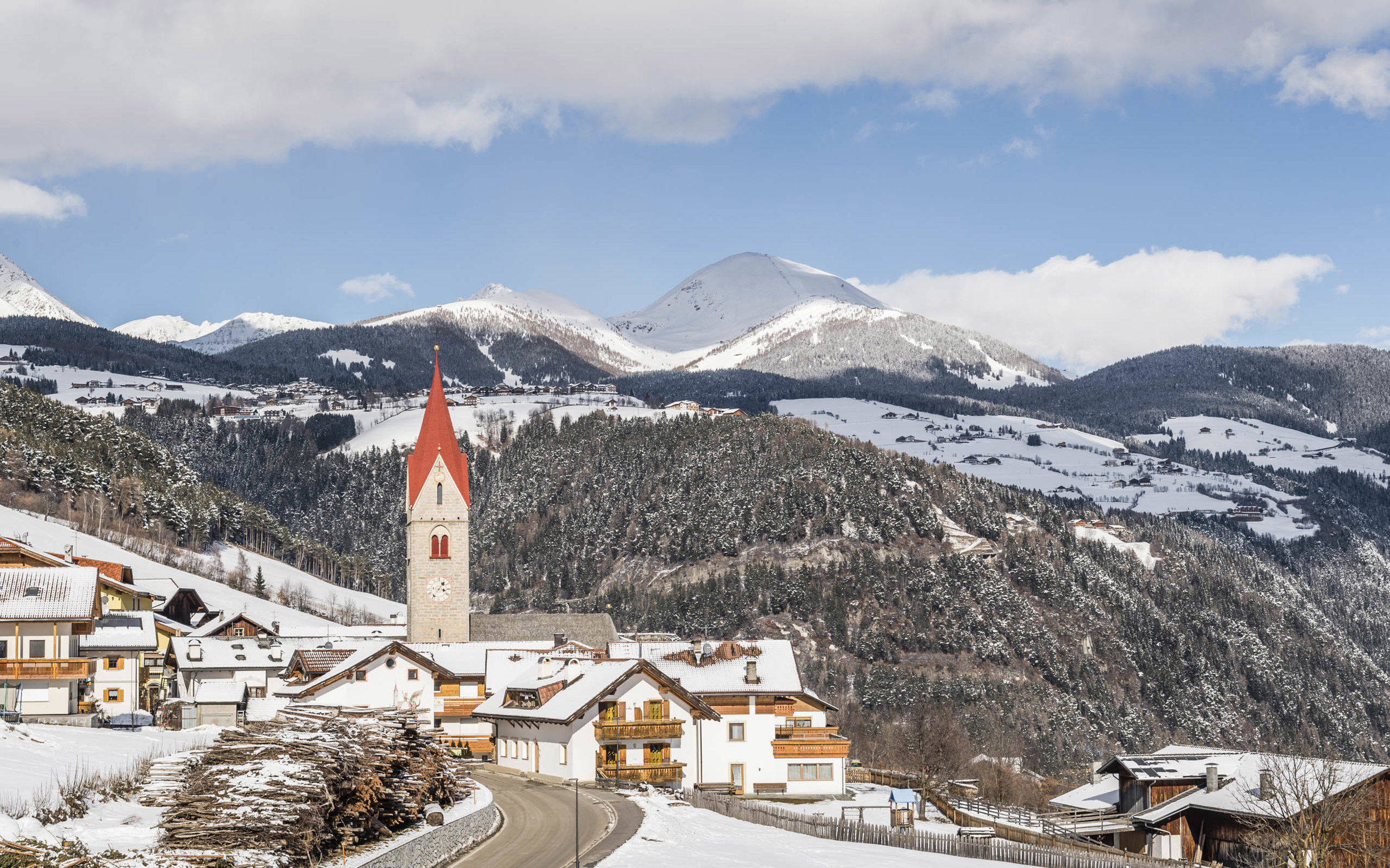 View of Spinges with church in winter