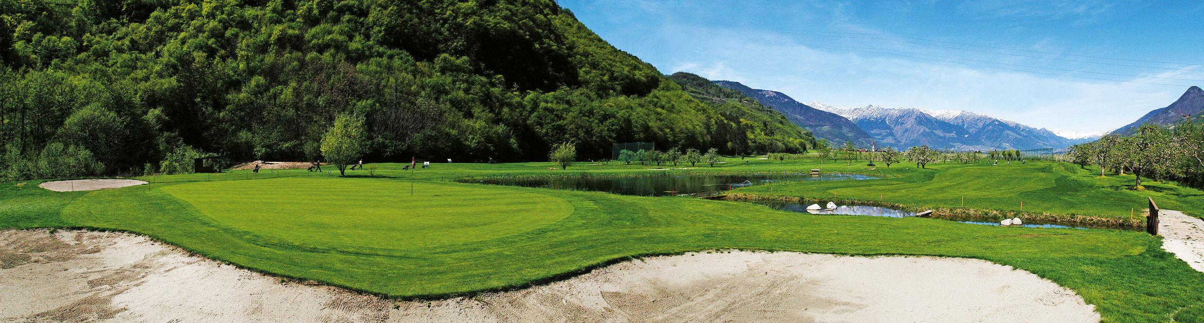 Wide view of the golf course.