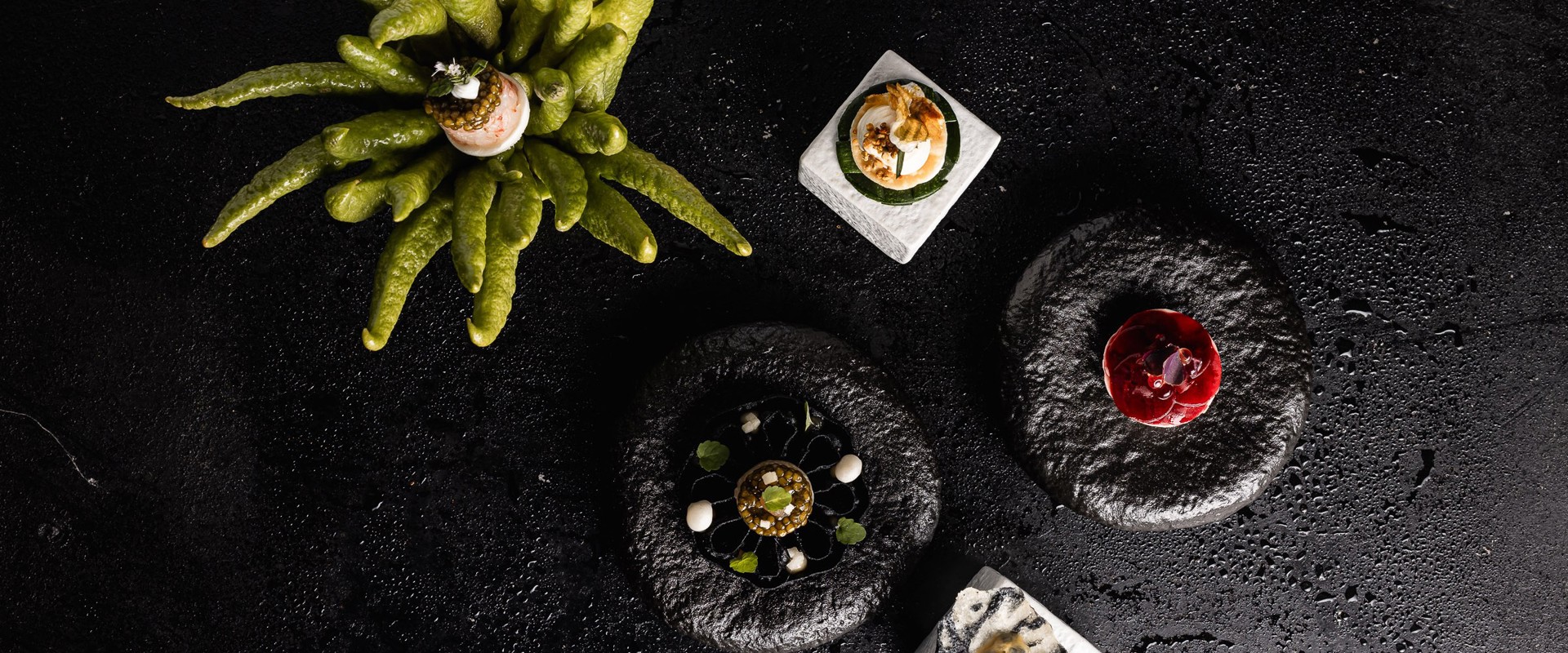 Five different artfully arranged amuse-bouches 