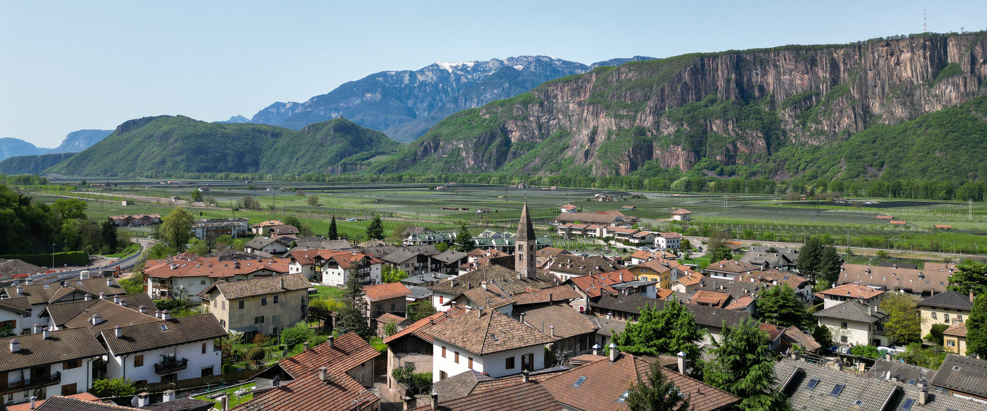Branzoll Houses in Branzoll, orchards and Pfatten walls